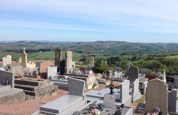 Le cimetière de Bully dans la Loire