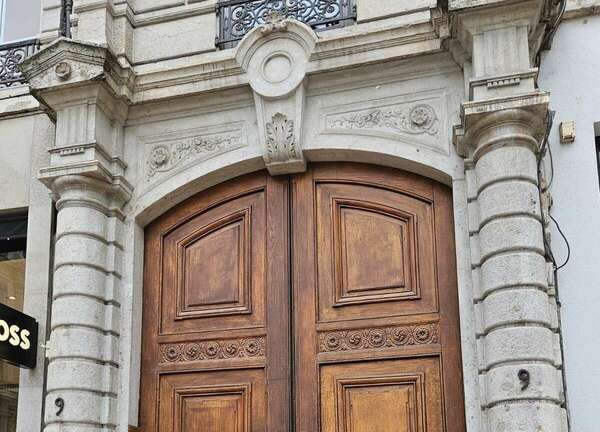 Derrière la porte, place des Jacobins à Lyon