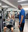 homme s entrainant avec coach sportif personnalisé en salle
