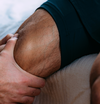 Massage du genou lors d un test musculaire kinésiologique