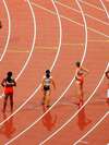 Athlètes féminines sur piste rouge symbolisant gestion stress sportif