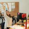Femme s'étirant au bureau prévention des TMS professionnel