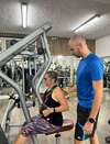 Femme s entraînant avec coach en salle de fitness Dynamics Fitness