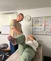 Homme en séance kinésiologie examinant jambe d'une femme