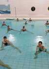Femmes pratiquant aquagym en piscine intérieure pour bien-être
