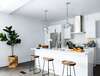 cuisine moderne minimaliste îlot central blanc avec décoration