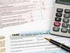 Documents fiscaux et calculatrice illustrant droit français salaire égalité