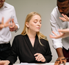 Discussion d'équipe sur discrimination au travail en réunion