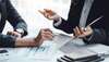 Collaboration professionnelle autour d un document au bureau