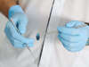 Dentiste avec instruments dentaires en cabinet pour soins dentaires