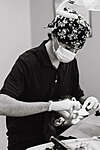 Praticien pendant une intervention dentaire, photo noir et blanc