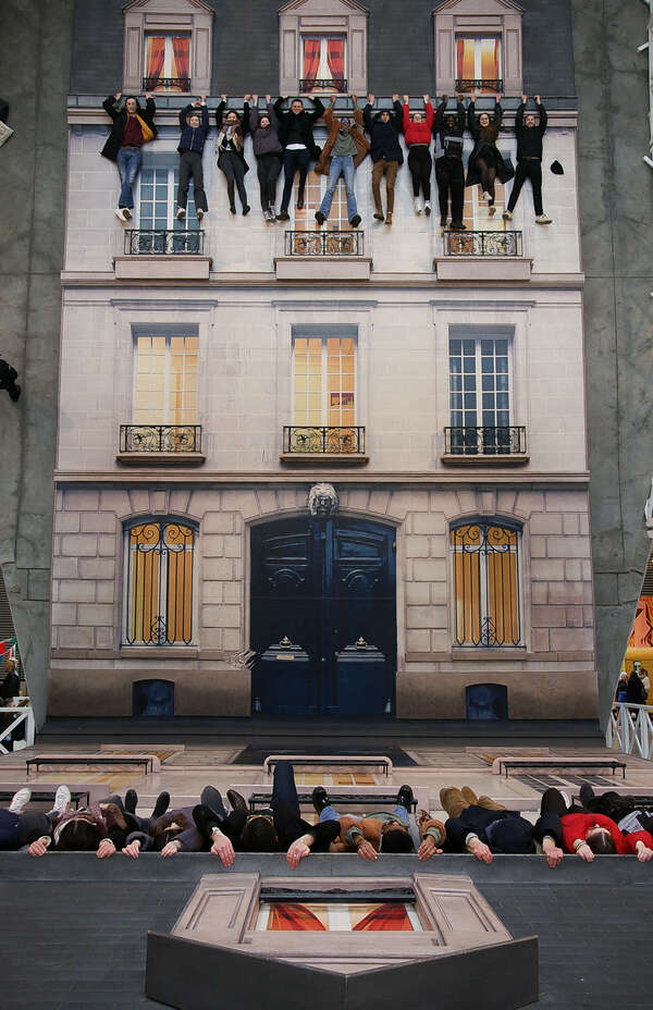 Visite du 104 pour les étudiants de 3e année. Exercice de scénographie. 