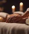 Vue d'un massage abdominal relaxant illustrant les bienfaits du massage Sarasvati sur la vitalité et l'équilibre