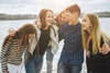 Adolescents souriants en plein air dynamique