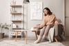 Homme utilisant ordinateur portable et smartphone en espace calme