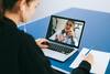 Homme utilisant ordinateur portable et smartphone en espace calme