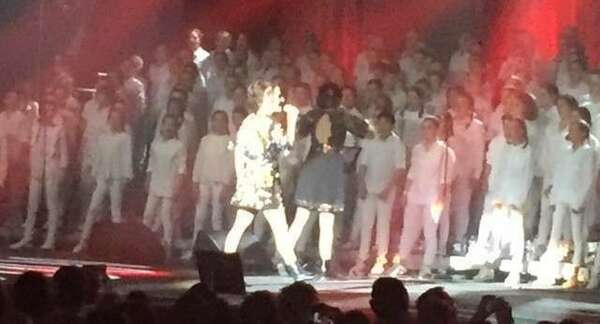Séance de relaxation collective pour les petits choristes de Zaz en concert à Bayonne