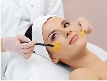 Peelings chimiques : AHA ou TCA, superficiel, moyen ou profond… comment choisir le bon peeling pour sa peau ?