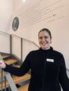 Portrait souriant de Charlotte assistante en médecine esthétique