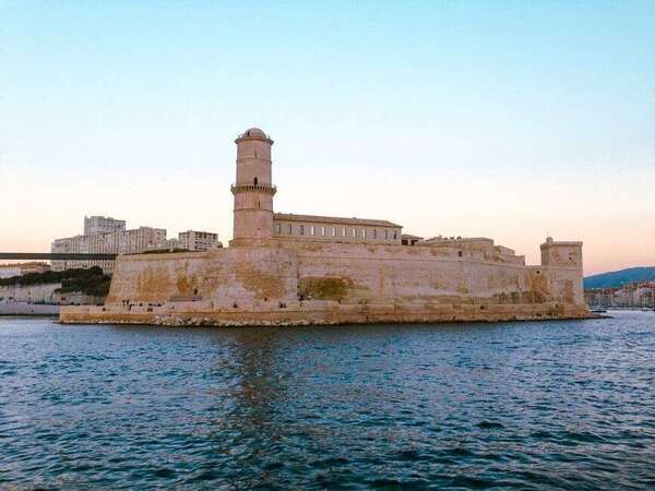 Conciergerie Airbnb vs agence immobilière à Marseille : quelle solution choisir ?