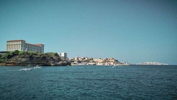 Revenus, fiscalité, contraintes : location saisonnière ou longue durée à Marseille ?