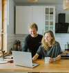 technicien analysant logement pour rénovation énergétique