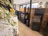 poêle à bois moderne dans un salon chaleureux