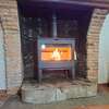 poêle à bois dans un salon moderne avec flammes et bûches