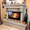 poêle à bois moderne dans un intérieur chaleureux