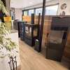 poêle à bois moderne dans un intérieur chaleureux