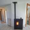 Technicien installant un chauffage dans une maison moderne