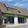 Façade Solecobois avec panneaux solaires et vitrines conseils