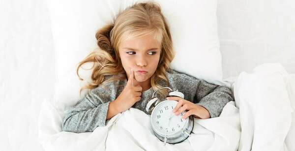 Votre enfant a du mal à s’endormir : comprendre les causes et adopter les bonnes pratiques