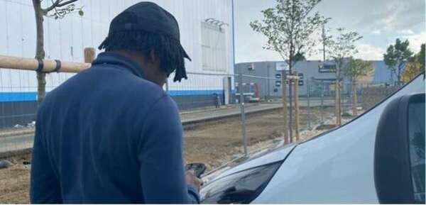 Poussé à mettre un terme à ses études pour commencer à aider financièrement ses parents