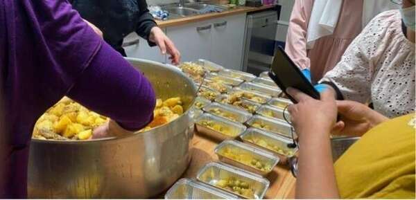 Des Mamans du Cœur se nourrissent des repas qu’elles partagent