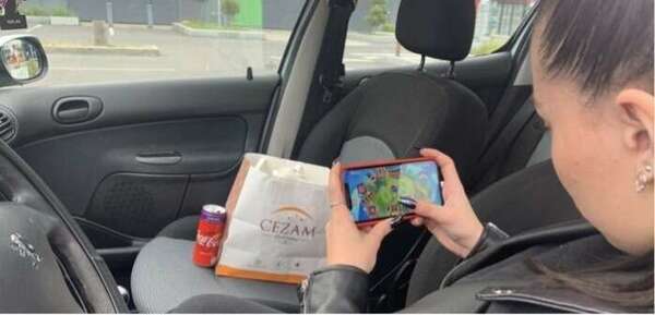 Confinées à vivre leur adolescence dans une voiture