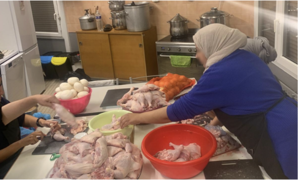 Des mamans de La Verrière préparent des repas pour financer des activités périscolaires