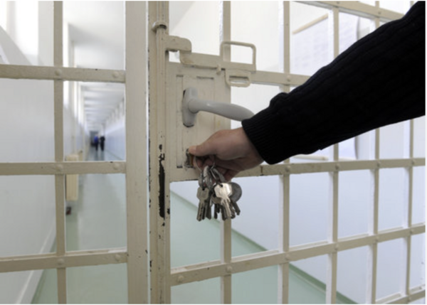 Un pied dedans, un pied dehors, à la prison de Val-de-Reuil