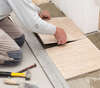Pose de carrelage beige intérieur par carreleur professionnel