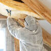 Installation d isolation thermique dans combles avec rouleau jaune