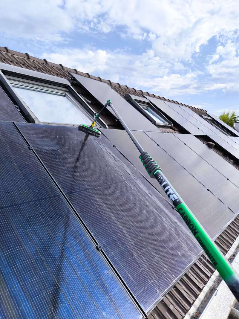 Entretien et lavage de panneaux photovoltaïques à l'eau pure près de Reims