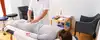 Massage relaxant dans un habitat lumineux et chaleureux