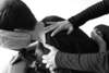 équipe en cercle pratiquant l'auto-shiatsu