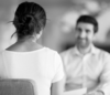 professionnels en discussion pour organiser une session bien-être