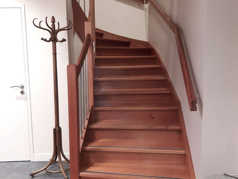 escalier_en_bois_exotique_rouge