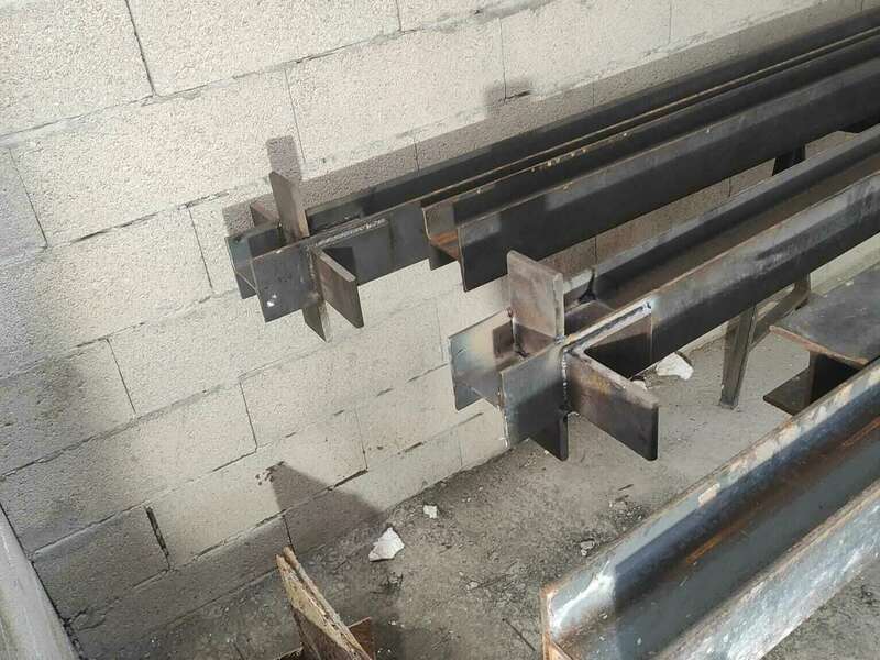 Assemblage et fixation des Équerres à l'endroit sur Ipn/120x6 m de longueur. 