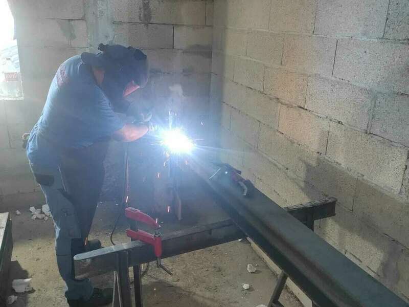 Phase de soudure et de fixation à l'abrasif des Équerres au niveau des Ipn.