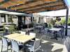 Terrasse ensoleillée du bar la Tanière 