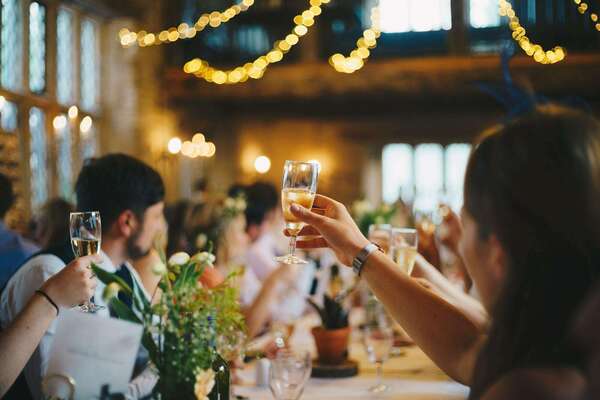 Préparer le discours du mariage de sa fille : un moment souvent plus bouleversant qu’on ne l’imagine