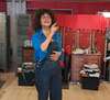 Femme en veste lilas donnant coaching prise de parole